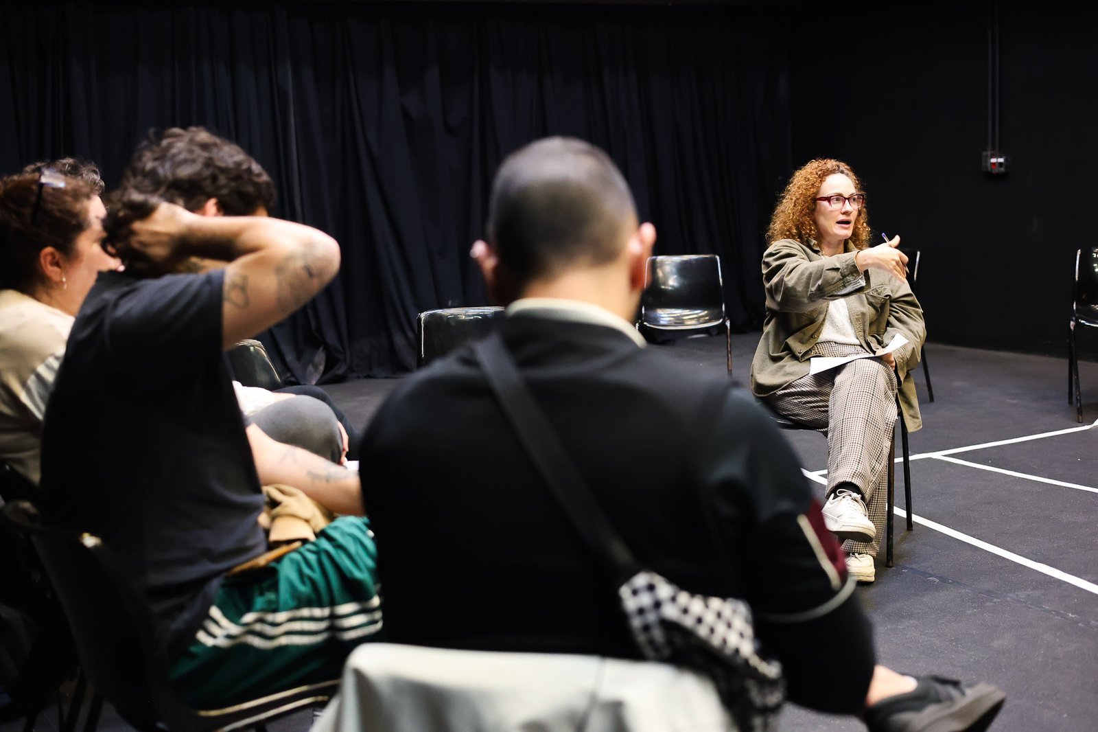 Cia Espaço em Branco em encontro com Janaína Leite, projeto do Ocupa Lab. (08/10/2025). | Foto: Clara Silva.