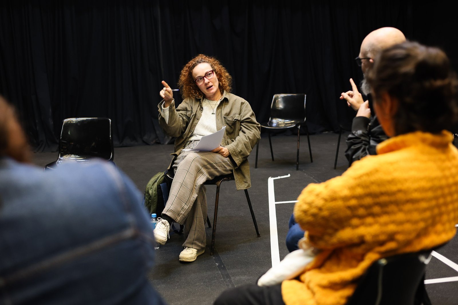 Cia Espaço em Branco em encontro com Janaína Leite, projeto do Ocupa Lab. (08/10/2025). | Foto: Clara Silva.