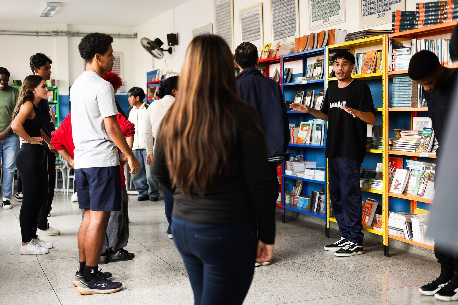 Oficina de Teatro na E. E. Padre Anchieta, a partir da contrapartida dos alunos bolsistas do Programa Oportunidades. (13/10/2025). | Foto: Clara Silva.